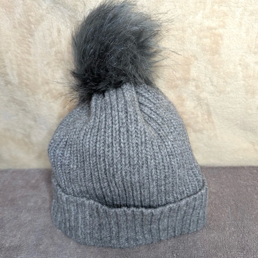 Banana Republic OS Cozy Gray Knit Faux Fur Pom-Pom Beanie Outdoor Classic Rainy